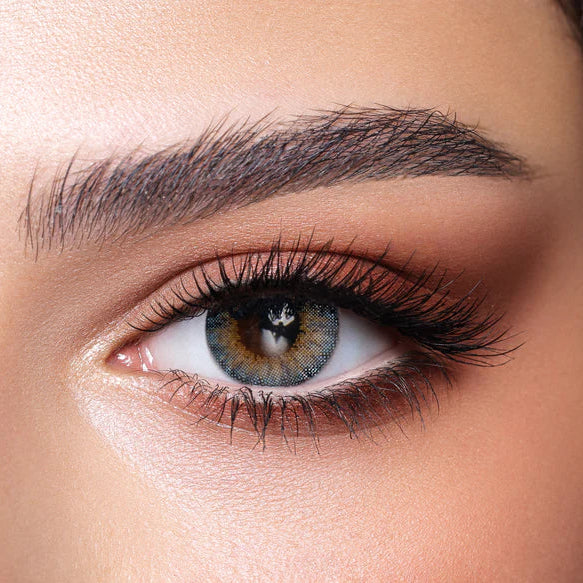 Close-up of a woman's eye with detailed makeup. Bella One Day Ocean Blue